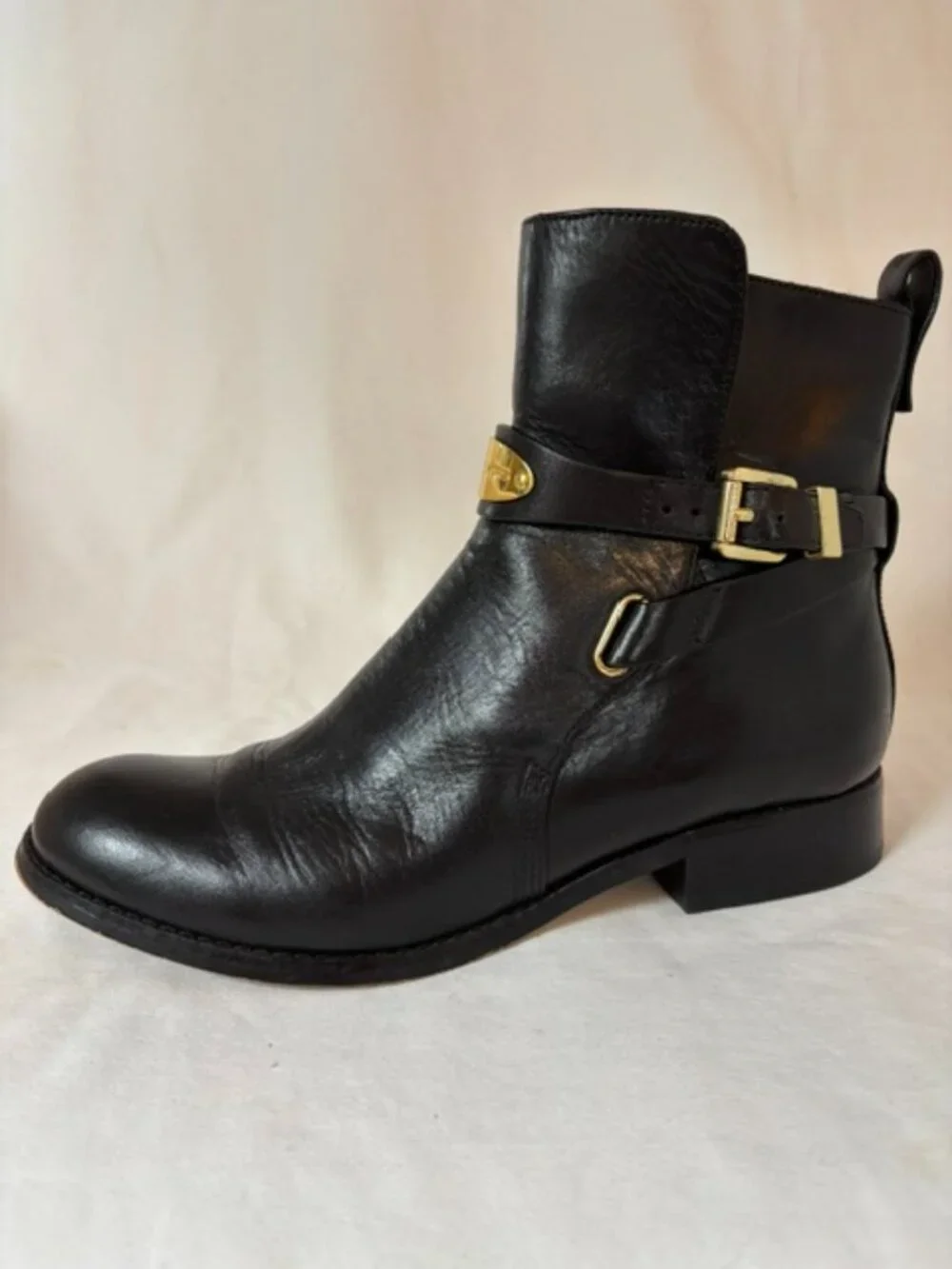 MICHAEL Michael Kors Arley Black Leather Ankle Boot w/Gold Logo Plate Size 7M